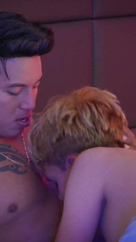 Latino Twinks Marco Samuel i Xavier grają w gry wideo i pieprzą się