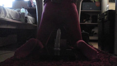 Joslin: Joslin la tapette chevauche un gode dans le cul