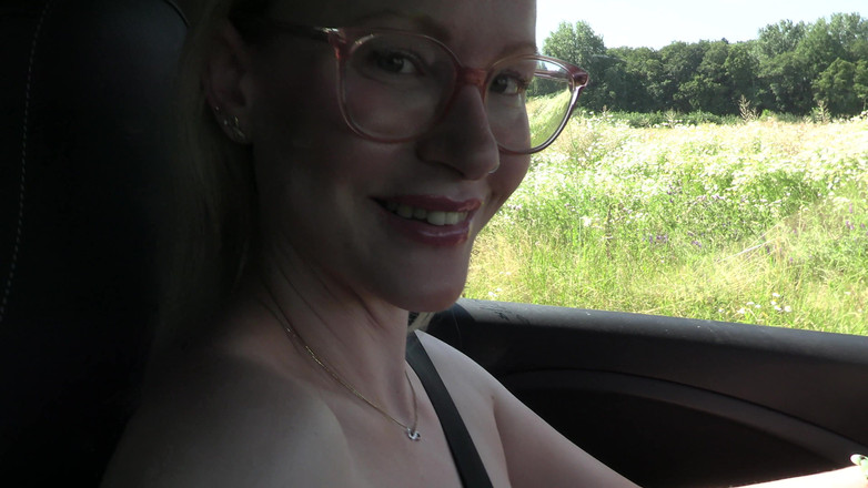 Blondehexe: Tysk körande naken bil