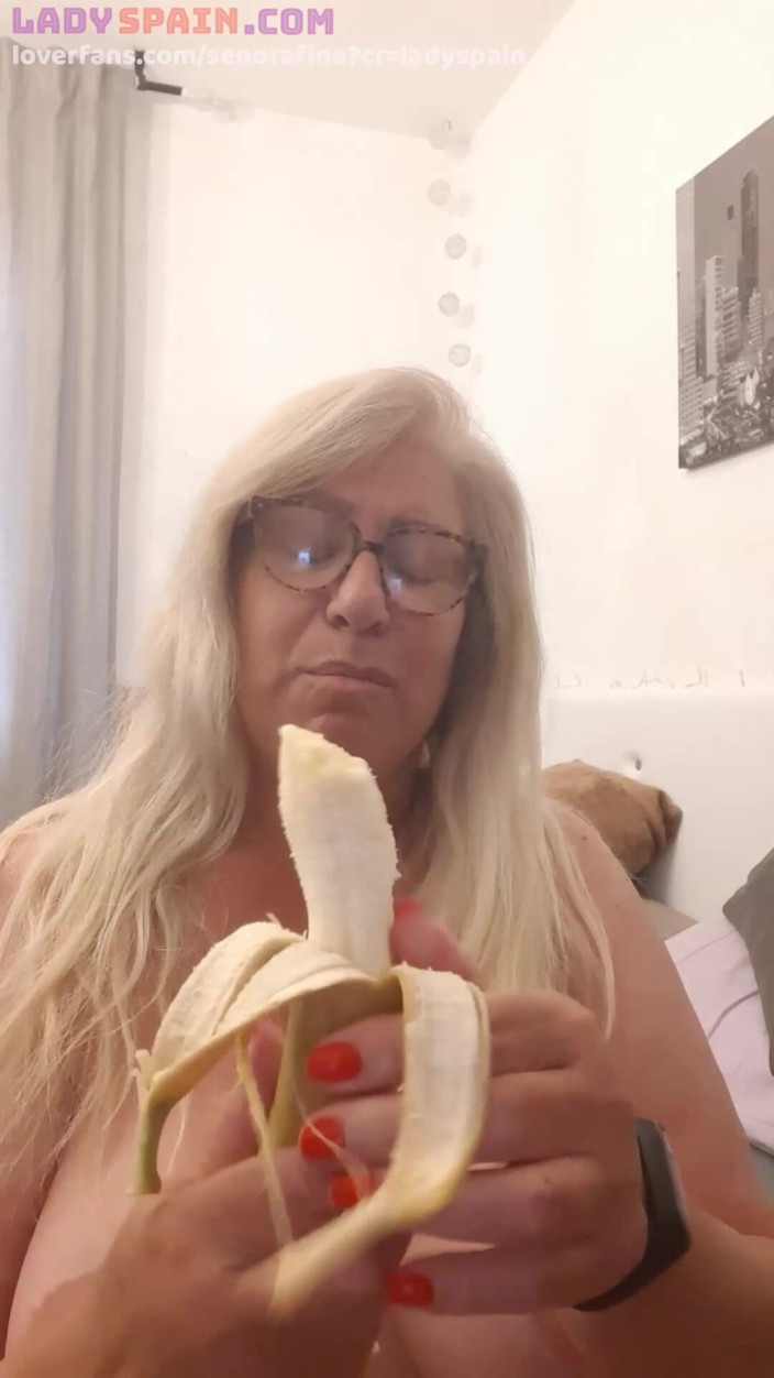 Lady Spain: Fina steckt eine banane in ihre fotze. Sie schmeckt es...