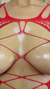 Jeu de tétons dans un bodystocking rouge