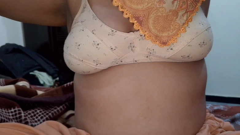 QueenbeautyQB: 的继子假装害怕，偷偷溜进热辣继母的房间