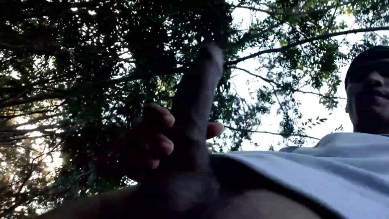 vergar4_daviid: Tânărul exhibiționist își arată pula în timp ce se plimbă