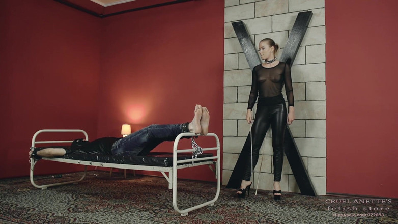 Cruel Anettes fetish world: Bastinado trên giường