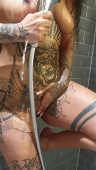 Vollbusige tätowierte MILf tyra be tränkt sich mit duschkopf