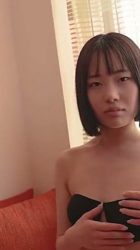 最初の撮影 - ダンサーの体を持つ美しいモデル研修生が激しく絶頂し、大量の中出しを受ける