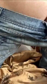 Wilfrid menunjukkan kontol dan pantatnya padaku