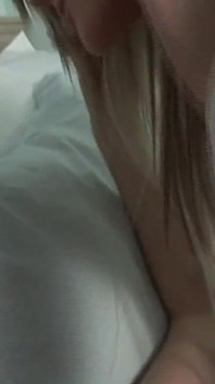 Une blonde dévore la chatte mouillée d’une brune pendant une branlette lesbienne torride