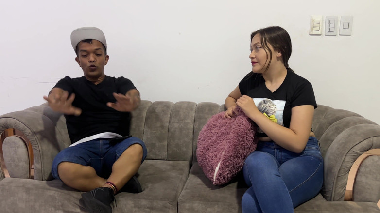 Julianaburning: 인터넷에서 본 이상한 포즈를 경험하라고 제안한 후 발정난 이복 언니를 따먹어