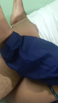 이웃 집에서 교복을 입고 여대생을 즐기는 결혼한 의붓 삼촌