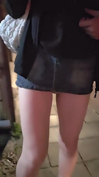 Gadis pseudo Tingxuan berjalan dengan skirt pendek