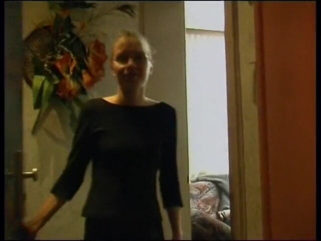 Horny Two really wet MILFs: Une jolie bombasse avec de petits seins baise sur le...