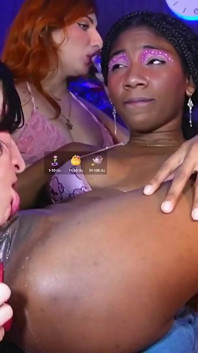 Spettacolo intenso di un culo che scopa una bella mora con un grosso dildo