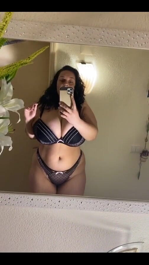 Anastasia Lux: Bugünün iç çamaşırı seti böyle görünüyor...