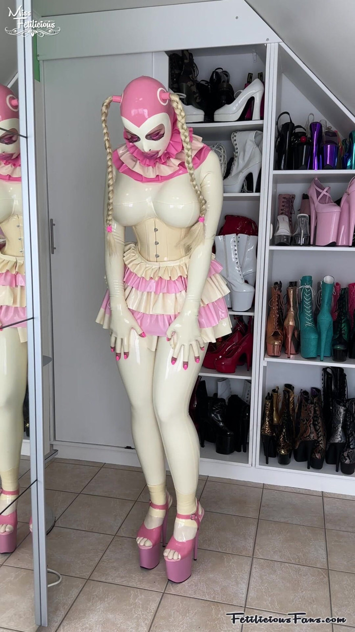 Miss_Fetilicious: Miss Fetilicious in Latex Barbie Doll Outfit