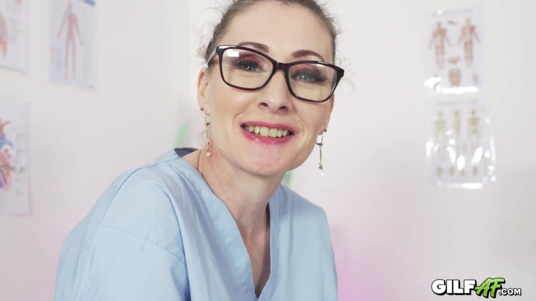 Gilf AF: Chuda pielęgniarka GILF szkarłatna wesz chciała kremówka