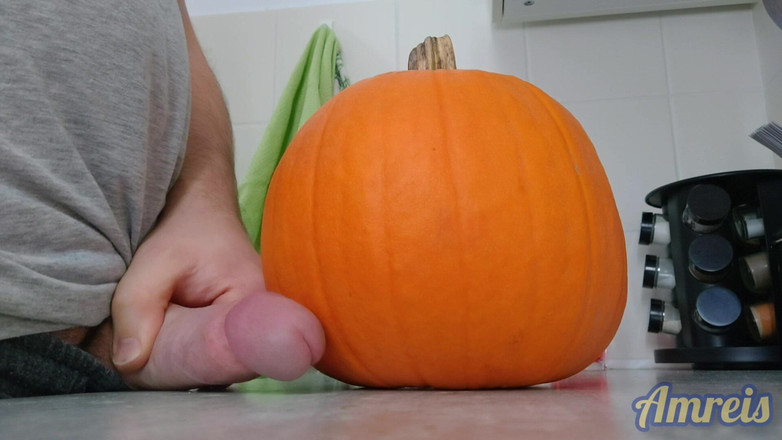 Amreis: Noch ein halloween-orgasmus. Pulsierender und dick auf Kürbis.