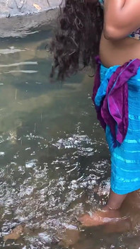 De king's queet om te baden en het bos bewonen water op haar en haar
