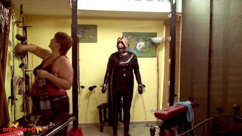 Anna Devot: El Esclavo En Látex - Acción BDSM Áspera Con Tres Personas