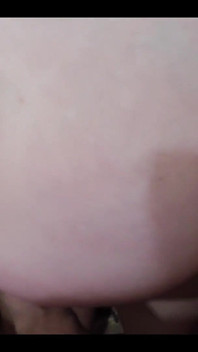 Mamă sexy țâțoasă futută în pizdă dulce lângă pat