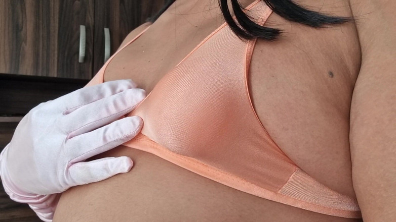 Only bras: Chiếc áo ngực tập luyện nhỏ của tôi không có cúp...