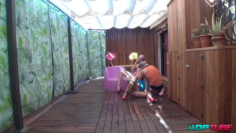 ADP Tube: Anální trojka se dvěma zralými z perfektní zadek infato