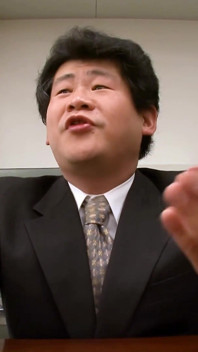 Vidéo japonaise pour adultes, gangbang au bureau de Tokyo, une beauté se fait baiser par la secrétaire MILF japonaise