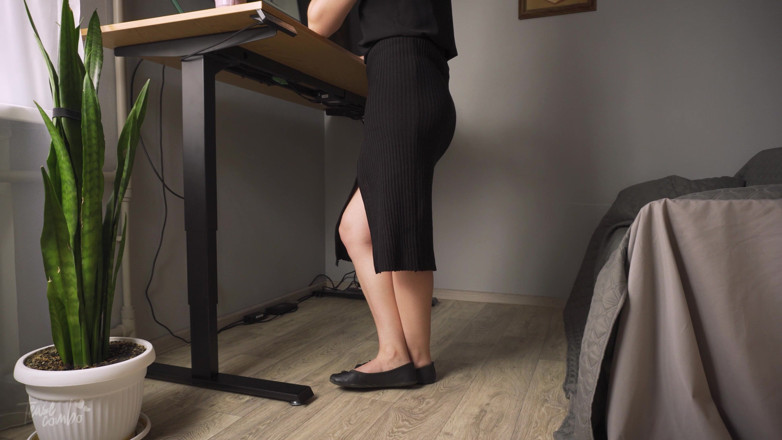 Teasecombo 4K: Piernas sexy se burlan de la falda raja de rodilla