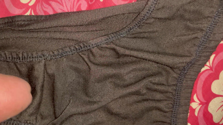 Cumlover35804: Stříkám na černé kalhotky tetičky Sangeety.