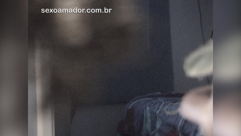 Amateurs videos: Chica brasileña deja que su novio la filme desnuda mientras...