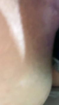 Il Marito Aiuta a Scopare Il Culo Della Moglie Con Un Dildo Deodorante Che Genera Una Crema Deliziosa Nella Sua Figa