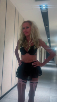 Wil Je Met Deze Barbie MILF Daten?