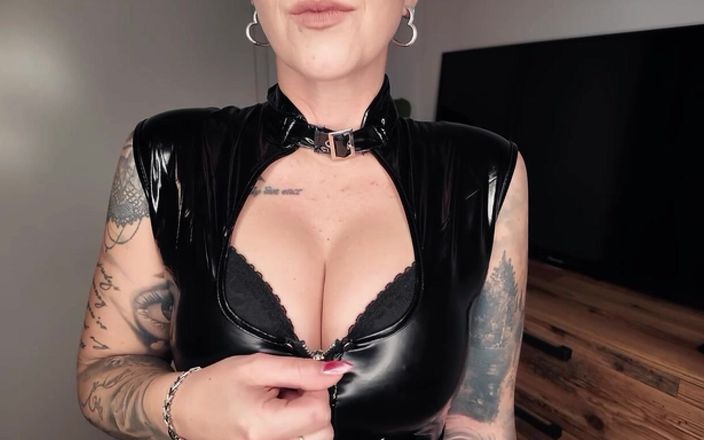 Nina Devil: Pronto per un'avventura peccaminosamente calda?