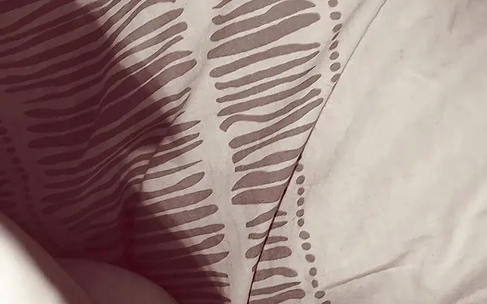 Tht_onegirl: Young, fat and hairy pussy squirting.