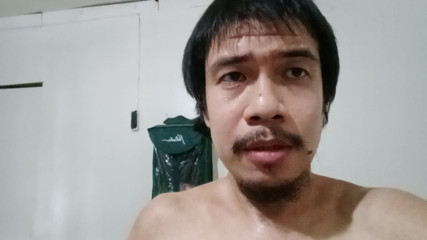 Piolo Alberto: Knäböjde onani