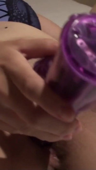 Lateks Danielle dalam pepek lateks dengan dildo ungu