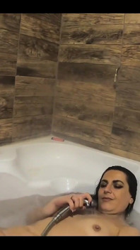 Jeux de MILF coquins avec méga orgasme dans la baignoire à la maison en fumant 156-