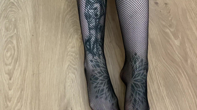 Barbietatoo1: Foot fetish. My fingers want in your mouth