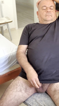 Bawię się moim bardzo wrażliwym kutasem, gdy oglądam sąsiada z sąsiedztwa, mając nadzieję, że złapie mnie na gorącym uczynku