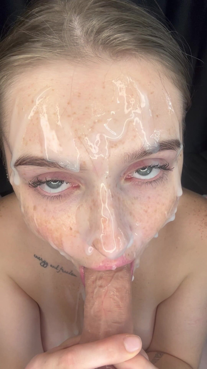 Lovelly_molly: Jag är täckt av att suga på dig och leka med...