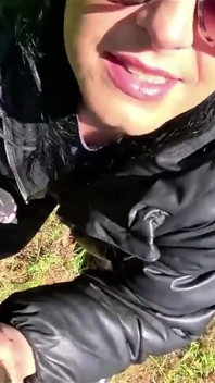 Oral în gât adânc în aer liber, futai dur în față și spermă peste tot pe downjacket-ului meu