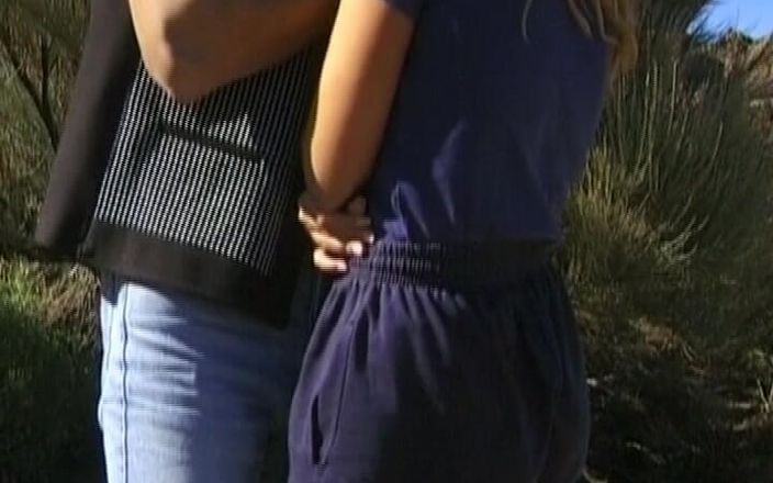 Deutsche Frauen: Une bombasse blonde sexy d’Allemagne se fait sodomiser au bord...