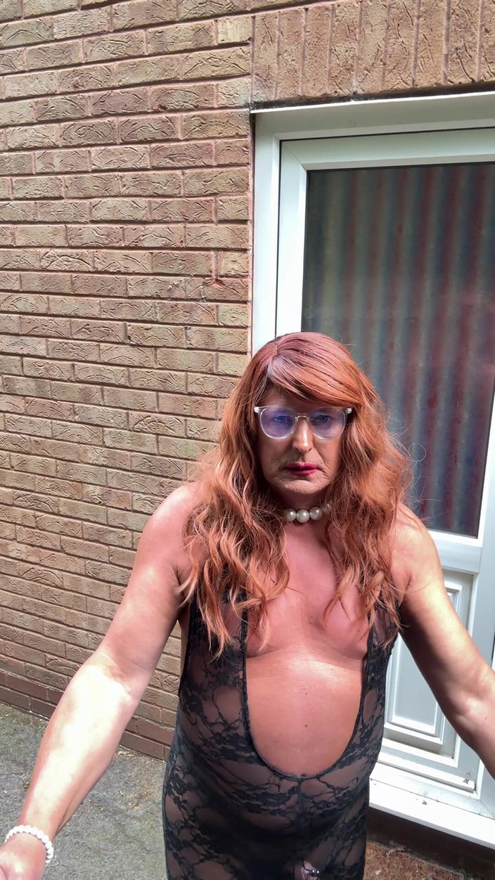 Kellycd2022: काले लेस कैटसूट और ऊँची एड़ी के जूते में सेक्सी Crossdresser kellycd2022