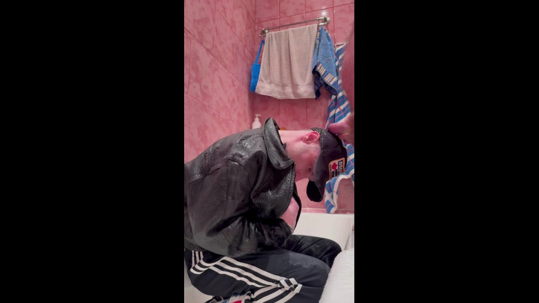 KinkySirius: Russische kerel-gopnik in leren jas en sportschoenen neemt een stroom...