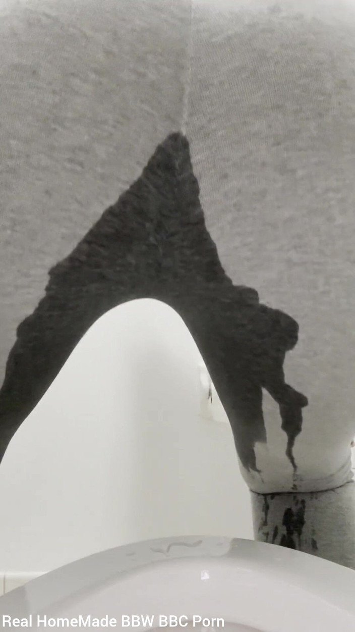 Super sexy ebony cuties: Pissing My Self Wear Grey Leggings