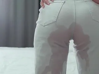 Tori Diamond: Female Desperation Pee in Jeans