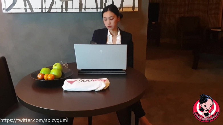 SpicyGum: ジューン・リウ – 中国人マネージャーが遅刻した従業員を罰する [JL_061]