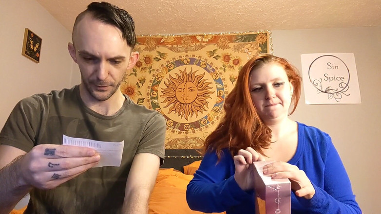 Sin Spice by Sophia Sinclair and Jasper Spice: Moiame 舌头和手指振动器开箱和手淫