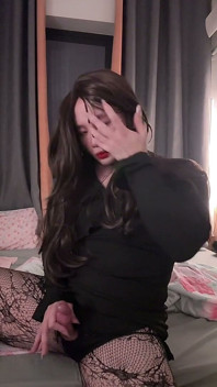 Il bellissimo ladyboy eiacula tre volte dal latte nel bicchiere