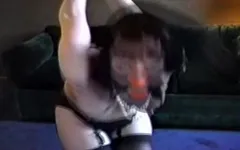 被绑住的女士在厨房桌子上被打屁股